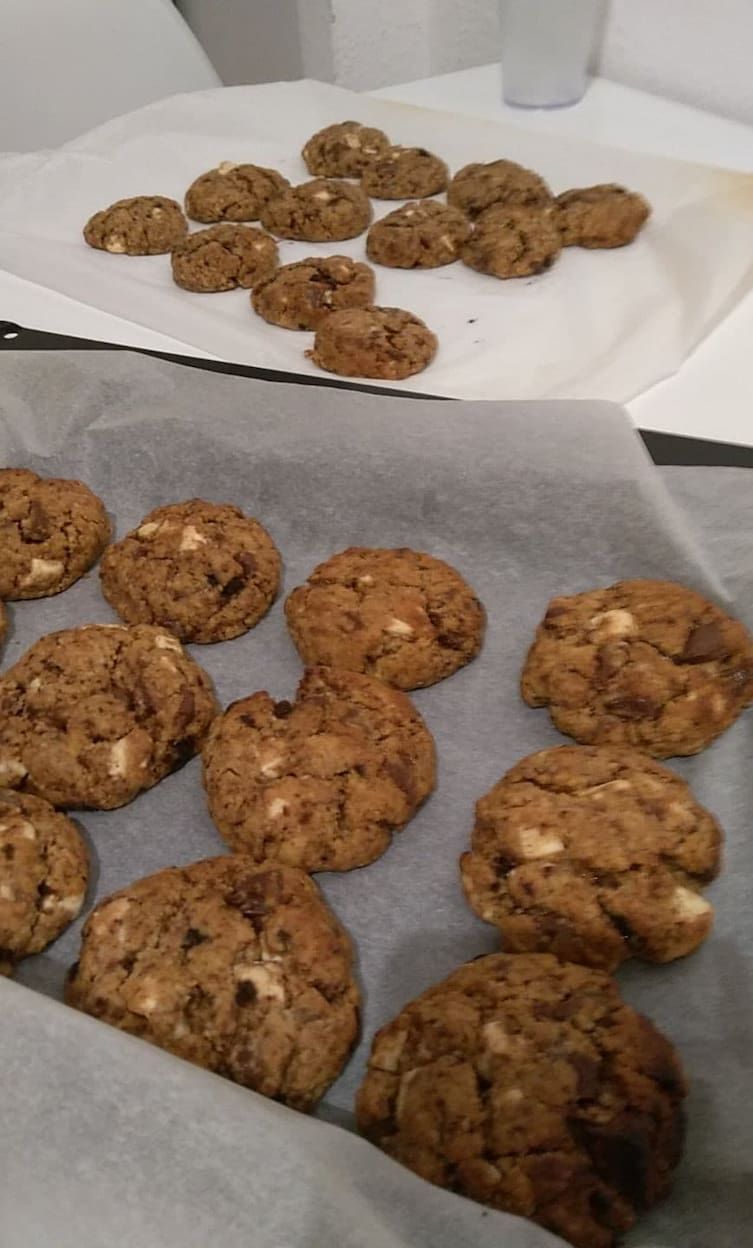 Les cookies cuits sont bombés et très moelleux.